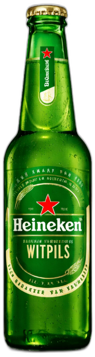 Een groene fles Heineken Witpils met gouden dop op witte achtergrond.