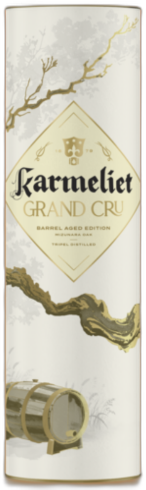 Karmeliet Grand Cru fles met stijlvolle Mizunara houten details op de koker waar de 75cl fles in zit.