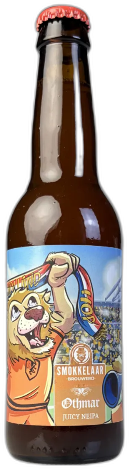 Fles Othmar Juicy NEIPA bier met een kleurrijk etiket van een leeuw in oranje shirt.
