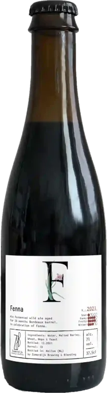 Een donker bierflesje van 375ml met een wit etiket en de naam Fenna erop.
