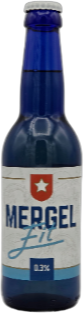 Blauw flesje van Mergel Fit met logo en tekst op etiket zichtbaar.
