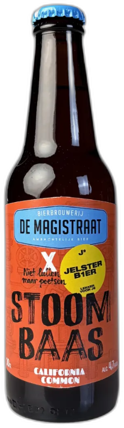 Fles Stoombaas bier met oranje label en blauwe kroonkurk.