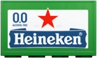 Groen Heineken 0.0 krat met wit label, blauw logo en rode ster op een zwarte achtergrond.