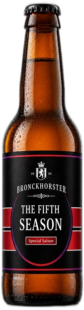 Bruine bierfles Bronckhorster The Fifth Season met zwart etiket en condens op witte achtergrond.