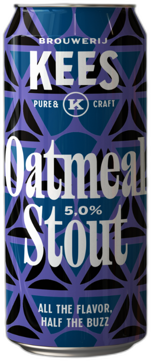 Blik Kees Oatmeal Stout met blauw-paars geometrisch ontwerp op witte achtergrond.