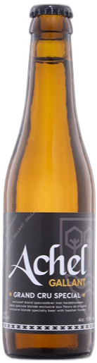 Amberkleurige fles Achel Gallant Grand Cru Special met donker etiket op witte achtergrond.