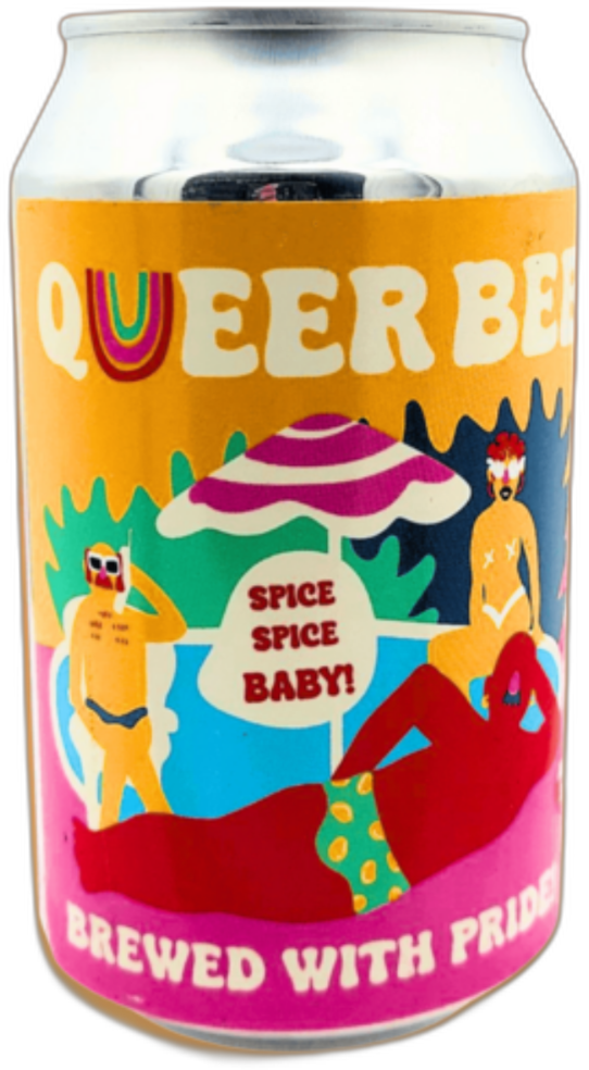 Blik Queer Beer Spicy Mango met kleurrijk strandlabel op oranje achtergrond.