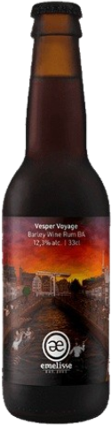 Donker 33cl bierflesje Emelisse Vesper Voyage met kleurrijk label op zwarte achtergrond.