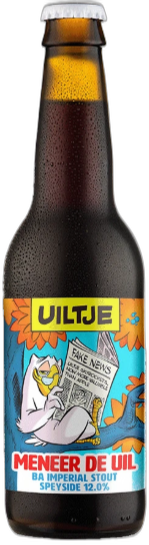 Bruin Uiltje Meneer de Uil bierflesje met kleurrijk etiket en condens op witte achtergrond.