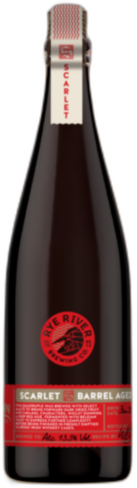 Donkere fles Rye River Scarlet Barrel Aged bier op oranje achtergrond.