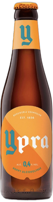 Bruin flesje Ypra Alcohol Free 0.4% met oranje etiket en kroonkurk op witte achtergrond.