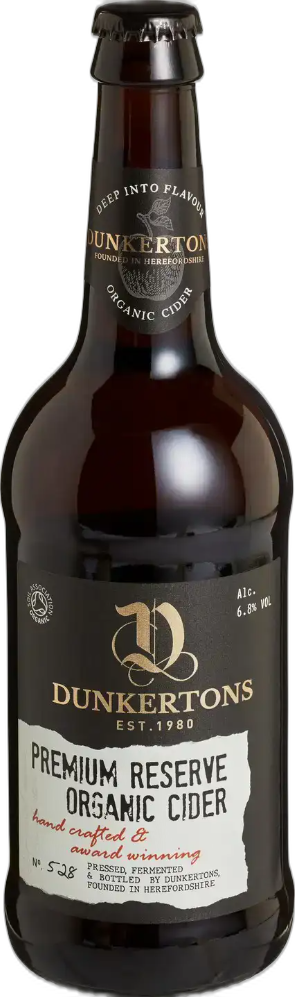 Donkere fles Dunkertons Premium Reserve Organic Cider met zwart-wit etiket op witte achtergrond.