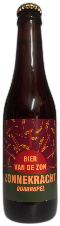 Bruine bierfles met rood-groen etiket van Bier van de Zon Zonnekracht Quadrupel op witte achtergrond.