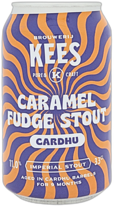 Blik Kees Caramel Fudge Stout Cardhu met paars-oranje golvend etiket op zwarte achtergrond.