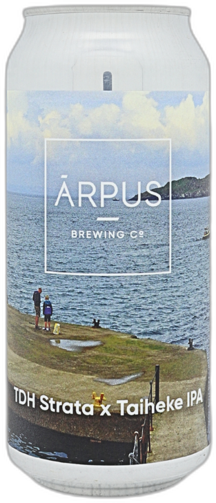 Blik Ārpus TDH Strata x Taiheke IPA met kustlandschap en zee op het etiket.