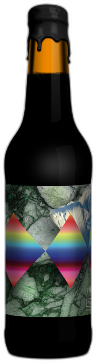 Donkere bierfles met zwarte wasdop en marmerlabel met kleurrijke geometrische driehoeken.