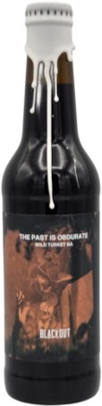Donkere bierfles met witte waxdop en bruin label van Blackout The Past Is Obdurate Wild Turkey BA.