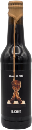 Zwarte bierfles Blackout Arama Pe Fata met bruine was op de hals en donker label.