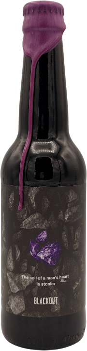Zwarte bierfles met paarse wax en donker etiket van Blackout Brewing The soil of a man's heart is stonier.