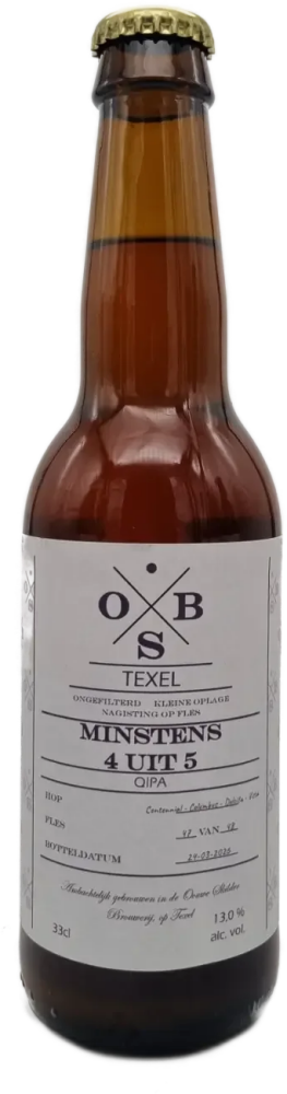 Bruine bierfles Minstens 4 uit 5 OIPA van OBS Texel met wit etiket en gouden kroonkurk.