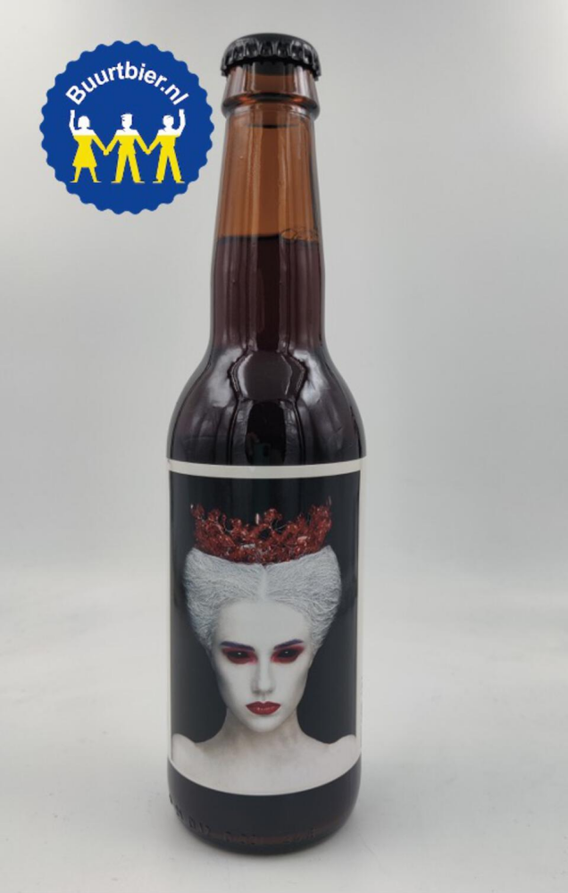 Bruine bierfles met Killer Queen-label en Buurtbier.nl-logo op grijze achtergrond.