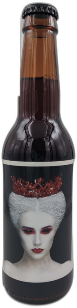 Bruine bierfles met zwart etiket en portret van een bleke koningin met rode kroon.