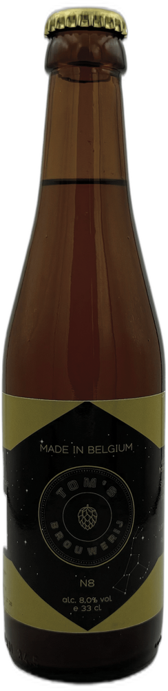 Bruine Tom's Brouwerij N8 bierfles met gouden dop en zwart-gouden etiket op zwarte achtergrond.