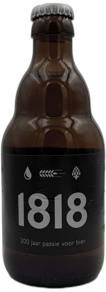 Bruine bierfles Contreras 1818 met zwarte label en kroonkurk op een zwarte achtergrond.
