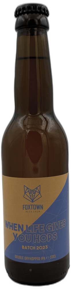 Bruine 33cl bierfles Foxtown When Life Gives You Hops 2023 met blauw-gouden etiket op zwarte achtergrond.