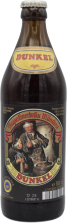 Donkere Augustiner Dunkel bierfles van 50cl met etiket en kroonkurk, voorgrond vrijstaand