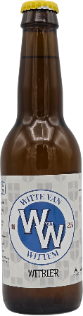Fles witbier van De 2 Brouwheeren met blauw-wit etiket en gele kroonkurk