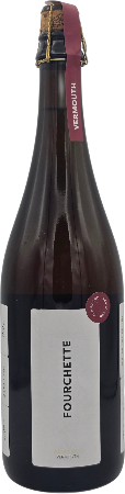 Donkere fles vermouth met lichtgrijs label en bordeauxrode capsule