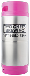 Roze en zilverkleurig 20L fust van Two Chefs Brewing met zichtbaar statiegeldlabel