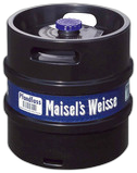 Zwart 30L biervat met blauwe label 'Maisel's Weisse' en kunststof deksel