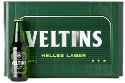 Groene Veltins Helles Lager doos van 24 flesjes 27,5 cl met een fles op de voorgrond