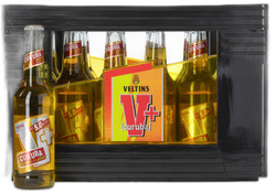 Zwarte krat met 24 glazen Veltins V+ Curuba flesjes zichtbaar door voorruitopening