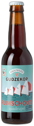 Bruine 33cl fles Gudzekop Ruimschoots quadrupel met lichtblauw etiket en witte zeilbootillustraties