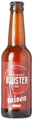Bruine glazen fles Bjuster Saison-bier met rood etiket en gouden kroonkurk, staand op witte achtergrond