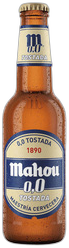 Bruine Mahou 0.0 Tostada fles van 33cl met etiket en kroonkurk, staand op witte achtergrond