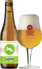 Fles en glas van De Klep NEIPA 33cl tegen witte achtergrond