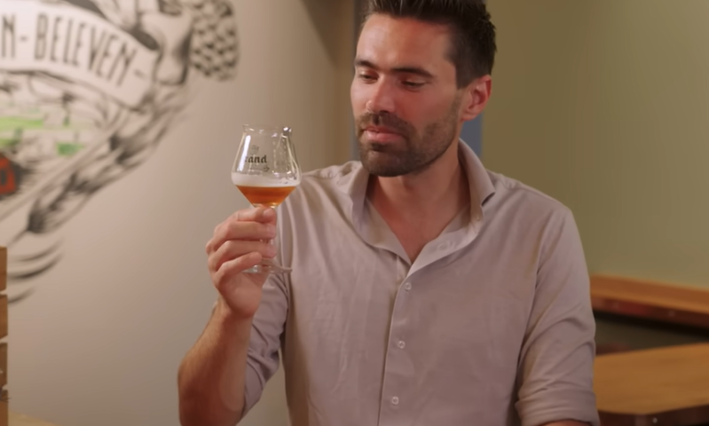 Tom Dumoulin met een Brand bier
