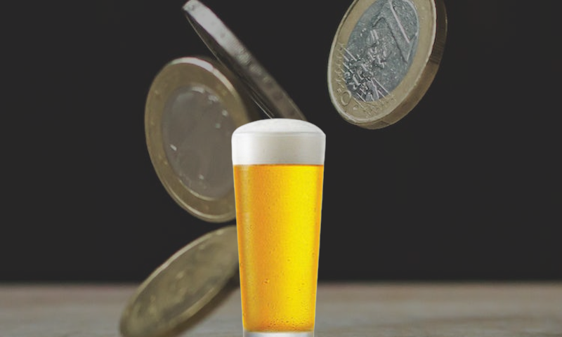 glas bier op een achtergrond met euro's