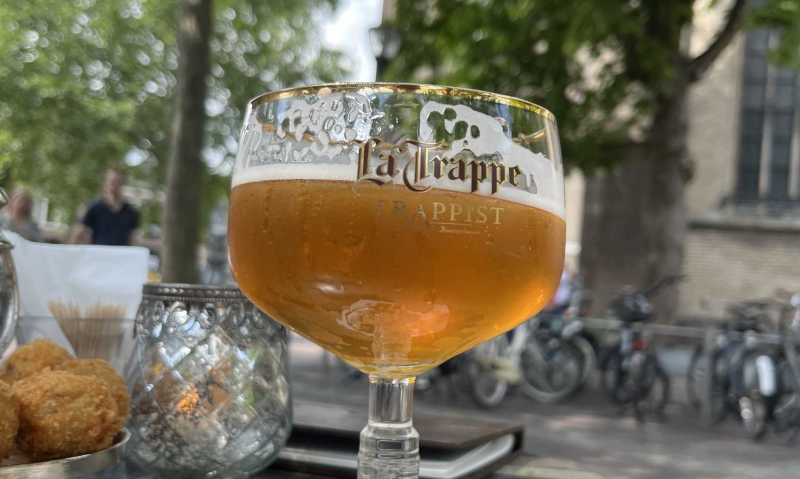 La Trappe bier op het terras La Trappe bier op het terras
