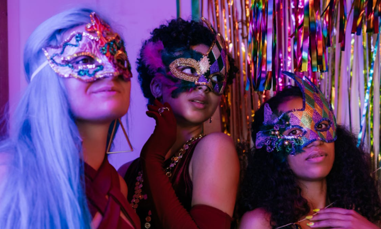 Gemaskerde dames tijdens carnaval / Pexels Gemaskerde dames tijdens carnaval / Pexels