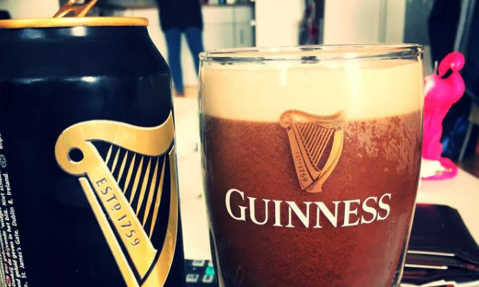 Guinness bier ingeschonken met stikstof widget