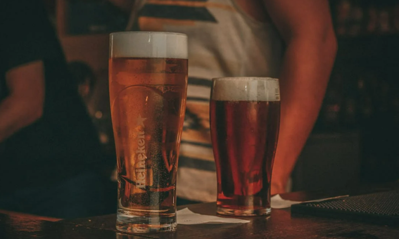 Twee bier besteld in een bar Twee bier besteld in een bar