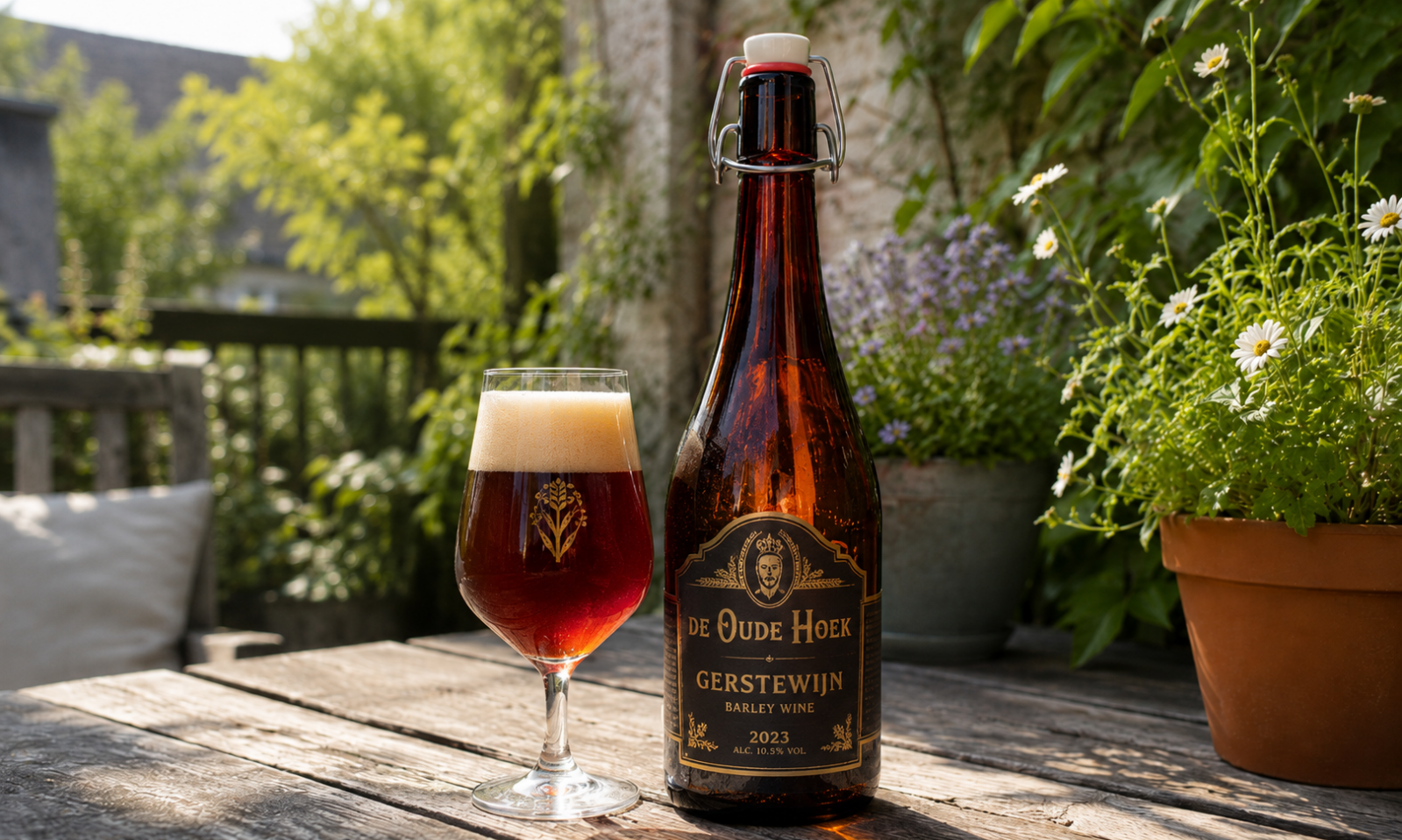 Glas donker bier met schuim naast beugelfles gerstewijn op houten tuintafel tussen bloemen.