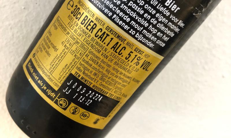Etiket op een flesje bier Etiket op een flesje bier