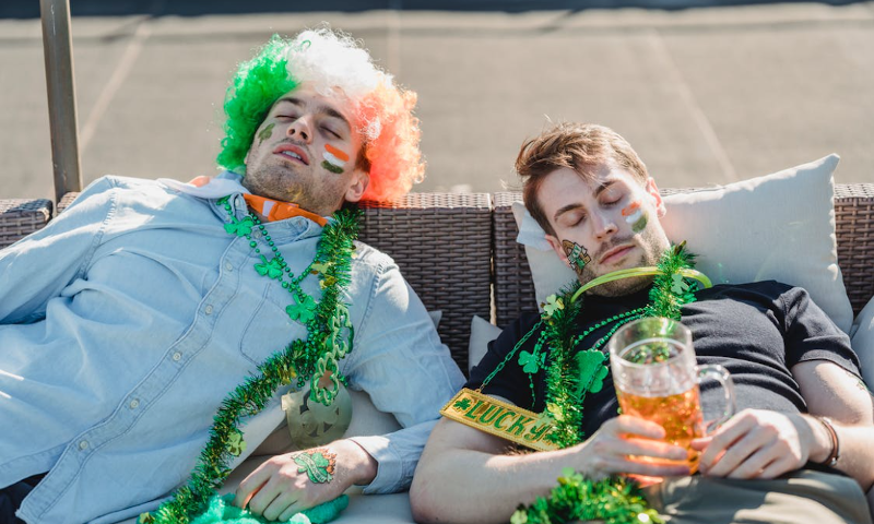 Mannen liggen te slapen na te veel bier Mannen liggen te slapen na te veel bier