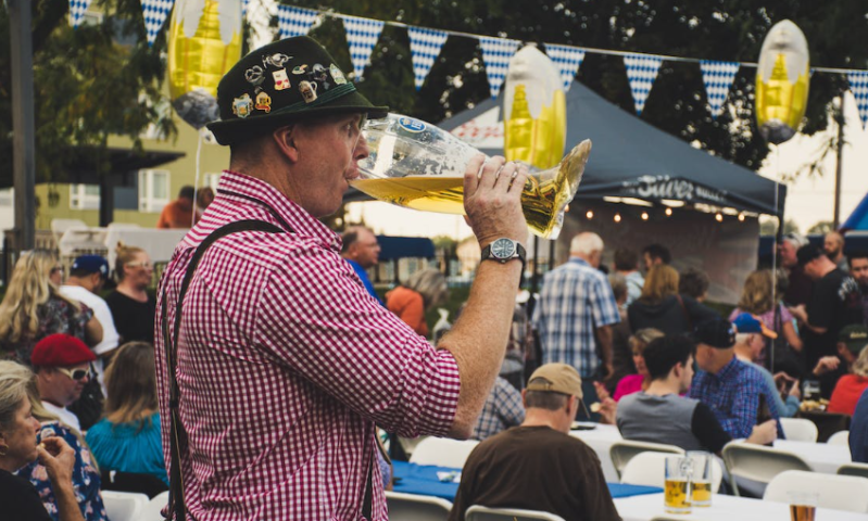 Man drinkt uit bierlaars tijdens oktoberfest